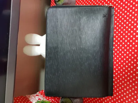 루이비통 에삐 클러치