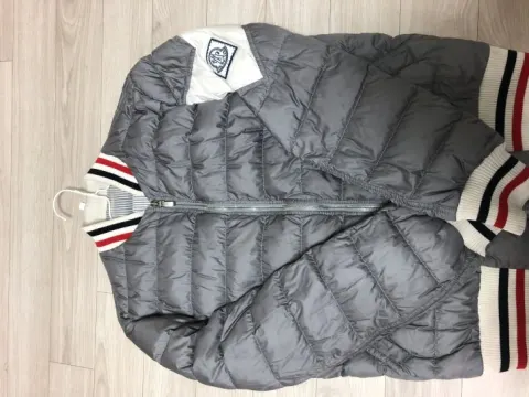 몽클레어 감마블루 패딩 원가 180 급처