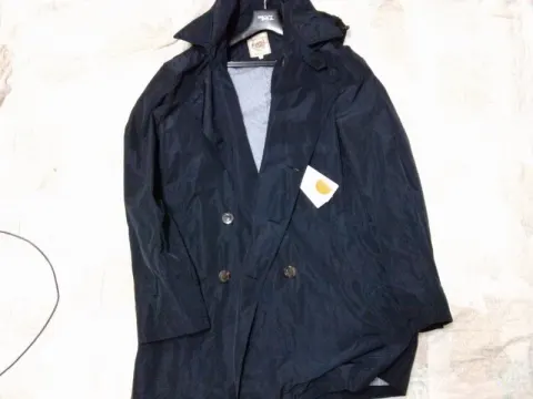 BEAN POLE 30만원대 트렌치코트 테그도 안땜 진짜 다됬고 20만원에 팝니다.