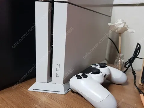 PS4 1105 화이트 18만원에 팝니다.