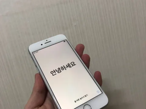 아이폰8 실버 64GB 미사용 리퍼폰 팝니다