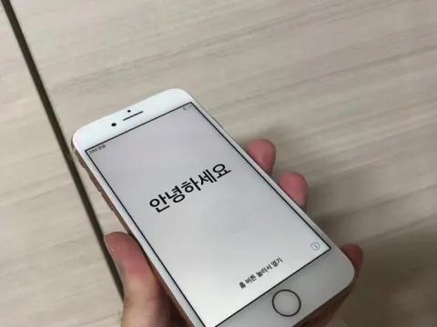 아이폰8 골드 64GB 미사용 리퍼폰팝니다.