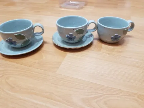 찻잔 2종(잔3, 받침2 + 잔1, 받침2)